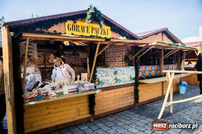 Zdjęcie w galerii na portalu naszraciborz.pl: Zdjęcia ze św. Mikołajem, wielkie gotowanie i karuzela, czyli drugi jarmarkowy weekend w Raciborzu wiadomości z regionu