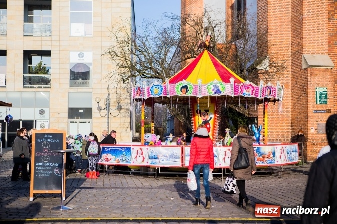 Zdjęcie w galerii na portalu naszraciborz.pl: Zdjęcia ze św. Mikołajem, wielkie gotowanie i karuzela, czyli drugi jarmarkowy weekend w Raciborzu wiadomości z regionu