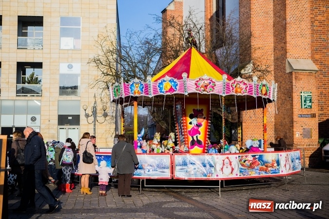 Zdjęcie w galerii na portalu naszraciborz.pl: Zdjęcia ze św. Mikołajem, wielkie gotowanie i karuzela, czyli drugi jarmarkowy weekend w Raciborzu wiadomości z regionu
