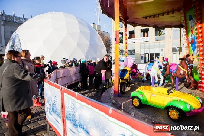 Zdjęcie w galerii na portalu naszraciborz.pl: Zdjęcia ze św. Mikołajem, wielkie gotowanie i karuzela, czyli drugi jarmarkowy weekend w Raciborzu wiadomości z regionu