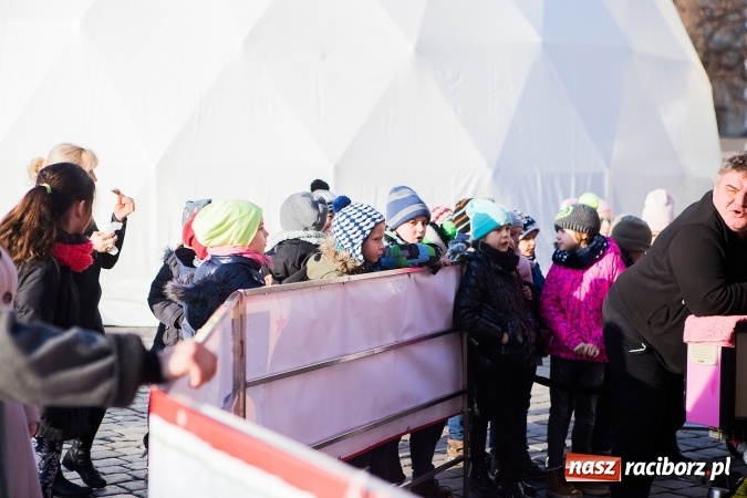 Zdjęcie w galerii na portalu naszraciborz.pl: Zdjęcia ze św. Mikołajem, wielkie gotowanie i karuzela, czyli drugi jarmarkowy weekend w Raciborzu wiadomości z regionu