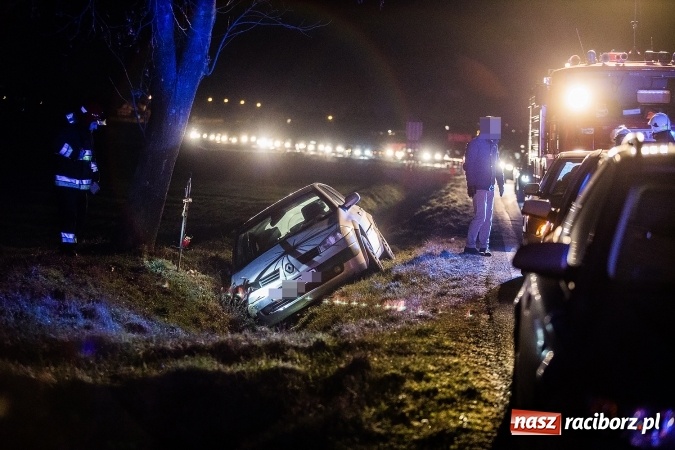 Zdjęcie w galerii na portalu naszraciborz.pl: Dachowanie opla na DK 45 a potem następne kolizje i renault w rowie FOTO wiadomości z regionu