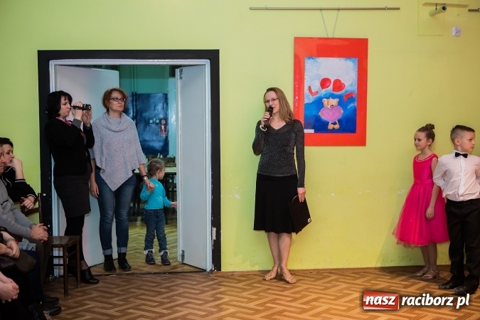 Zdjęcie w galerii na portalu naszraciborz.pl: Gwiazdkowe spotkanie taneczne w Młodzieżowym Domu Kultury wiadomości z regionu