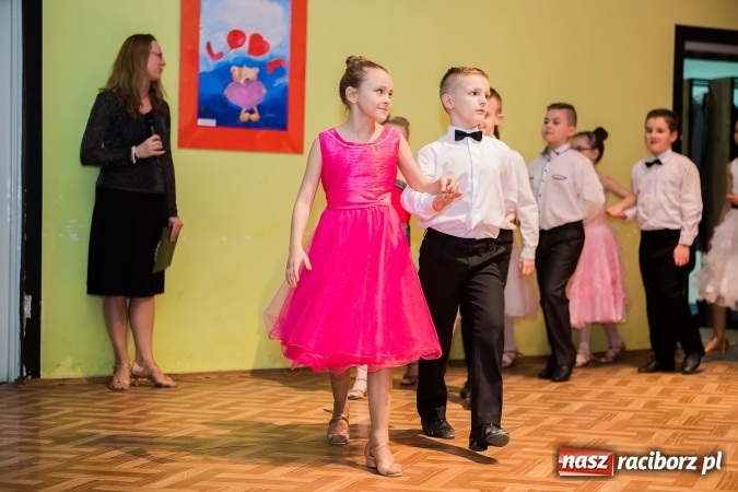 Zdjęcie w galerii na portalu naszraciborz.pl: Gwiazdkowe spotkanie taneczne w Młodzieżowym Domu Kultury wiadomości z regionu