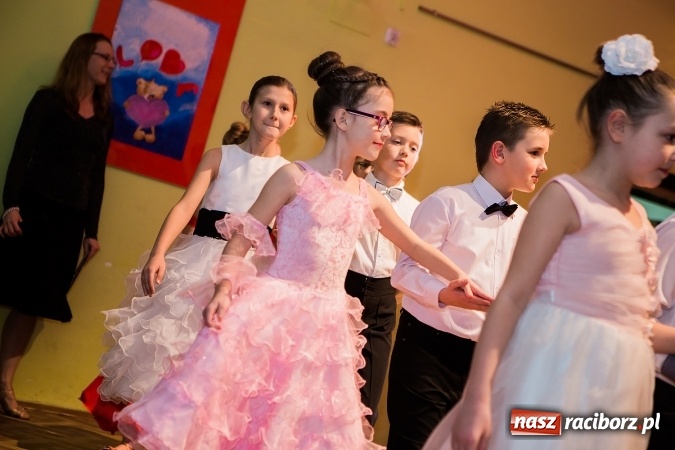 Zdjęcie w galerii na portalu naszraciborz.pl: Gwiazdkowe spotkanie taneczne w Młodzieżowym Domu Kultury wiadomości z regionu