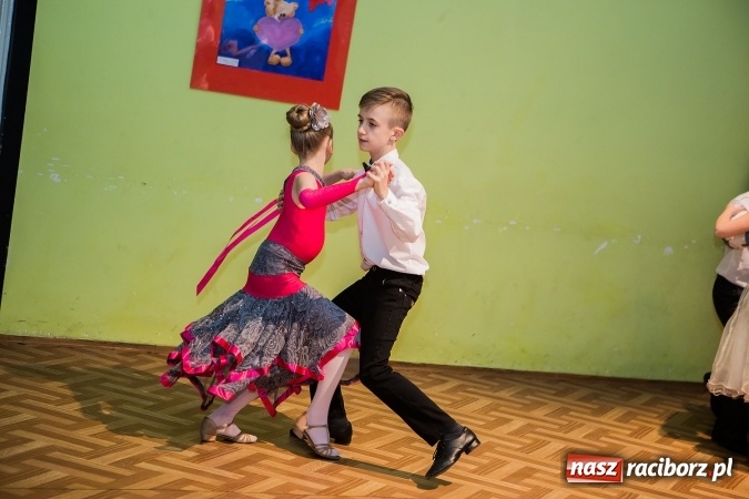 Zdjęcie w galerii na portalu naszraciborz.pl: Gwiazdkowe spotkanie taneczne w Młodzieżowym Domu Kultury wiadomości z regionu