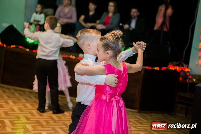 Zdjęcie w galerii na portalu naszraciborz.pl: Gwiazdkowe spotkanie taneczne w Młodzieżowym Domu Kultury wiadomości z regionu