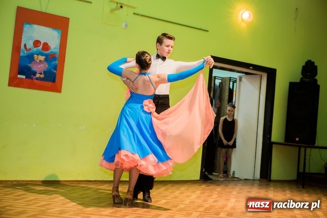 Zdjęcie w galerii na portalu naszraciborz.pl: Gwiazdkowe spotkanie taneczne w Młodzieżowym Domu Kultury wiadomości z regionu