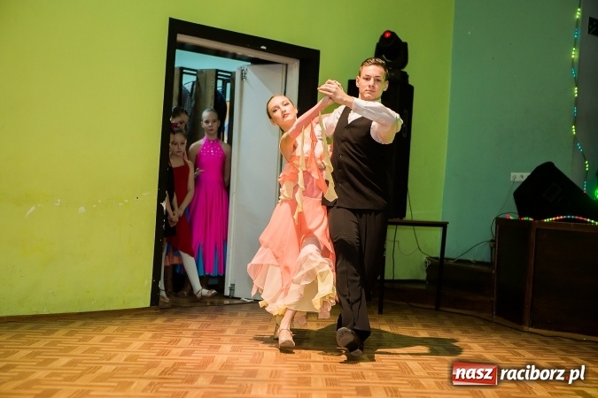 Zdjęcie w galerii na portalu naszraciborz.pl: Gwiazdkowe spotkanie taneczne w Młodzieżowym Domu Kultury wiadomości z regionu