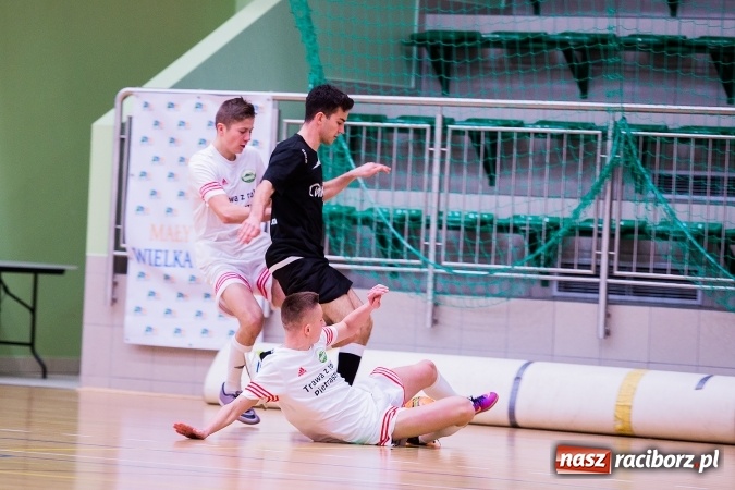Zdjęcie w galerii na portalu naszraciborz.pl: Piątkowy wieczór z Halową Ligą Piłki Nożnej wiadomości z regionu