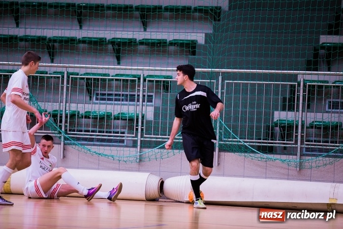 Zdjęcie w galerii na portalu naszraciborz.pl: Piątkowy wieczór z Halową Ligą Piłki Nożnej wiadomości z regionu