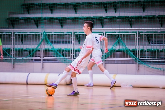 Zdjęcie w galerii na portalu naszraciborz.pl: Piątkowy wieczór z Halową Ligą Piłki Nożnej wiadomości z regionu