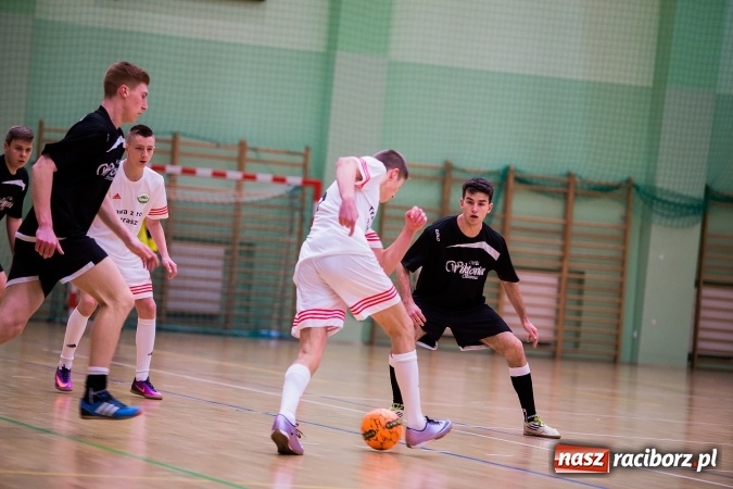 Zdjęcie w galerii na portalu naszraciborz.pl: Piątkowy wieczór z Halową Ligą Piłki Nożnej wiadomości z regionu
