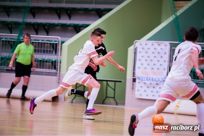 Zdjęcie w galerii na portalu naszraciborz.pl: Piątkowy wieczór z Halową Ligą Piłki Nożnej wiadomości z regionu