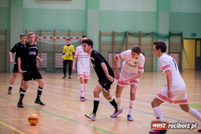 Zdjęcie w galerii na portalu naszraciborz.pl: Piątkowy wieczór z Halową Ligą Piłki Nożnej wiadomości z regionu