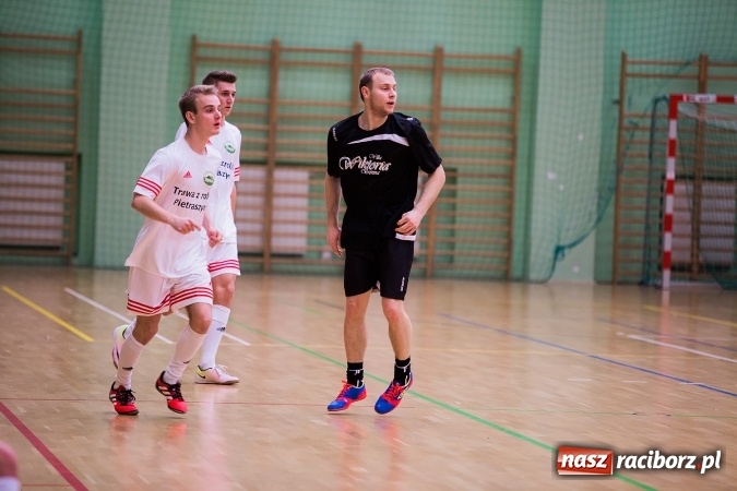 Zdjęcie w galerii na portalu naszraciborz.pl: Piątkowy wieczór z Halową Ligą Piłki Nożnej wiadomości z regionu