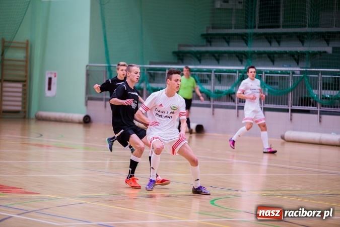 Zdjęcie w galerii na portalu naszraciborz.pl: Piątkowy wieczór z Halową Ligą Piłki Nożnej wiadomości z regionu