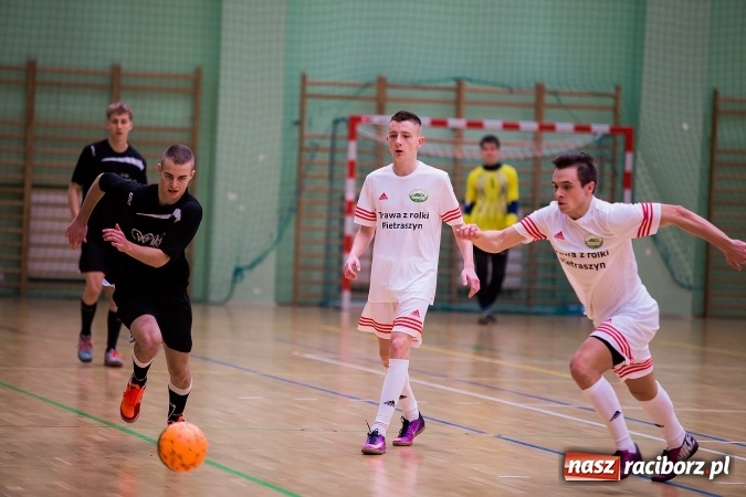 Zdjęcie w galerii na portalu naszraciborz.pl: Piątkowy wieczór z Halową Ligą Piłki Nożnej wiadomości z regionu