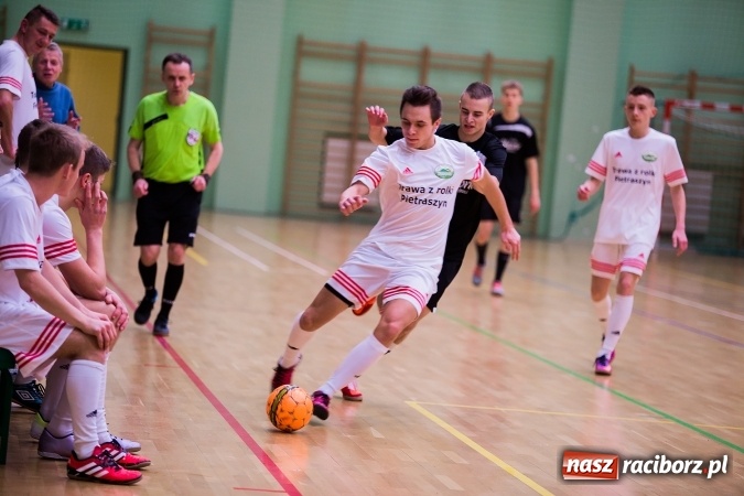 Zdjęcie w galerii na portalu naszraciborz.pl: Piątkowy wieczór z Halową Ligą Piłki Nożnej wiadomości z regionu