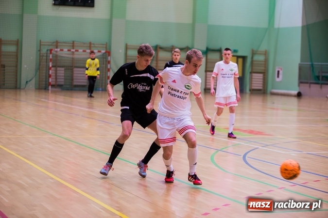 Zdjęcie w galerii na portalu naszraciborz.pl: Piątkowy wieczór z Halową Ligą Piłki Nożnej wiadomości z regionu