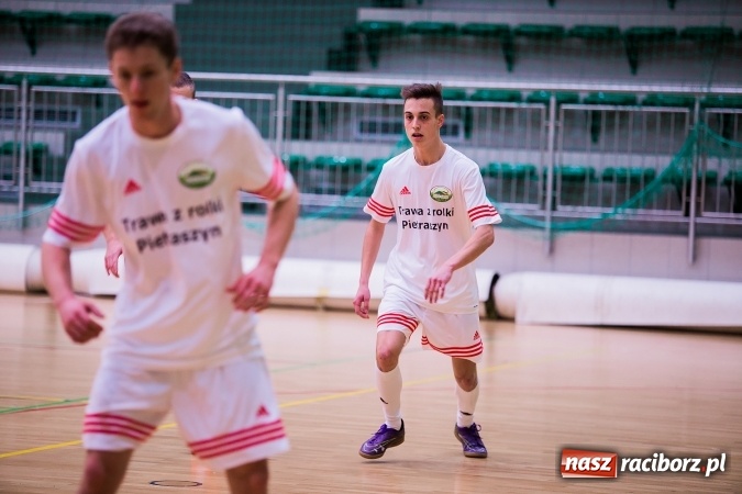Zdjęcie w galerii na portalu naszraciborz.pl: Piątkowy wieczór z Halową Ligą Piłki Nożnej wiadomości z regionu