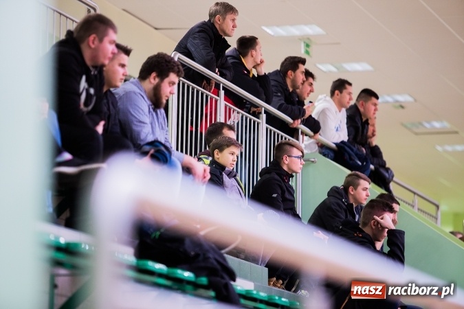 Zdjęcie w galerii na portalu naszraciborz.pl: Piątkowy wieczór z Halową Ligą Piłki Nożnej wiadomości z regionu