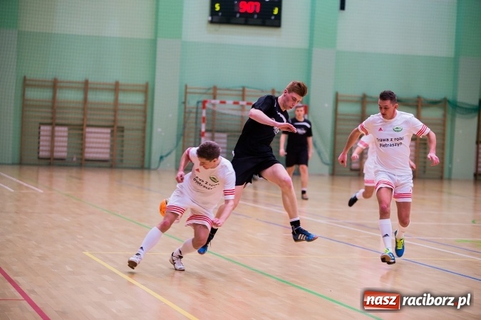 Zdjęcie w galerii na portalu naszraciborz.pl: Piątkowy wieczór z Halową Ligą Piłki Nożnej wiadomości z regionu