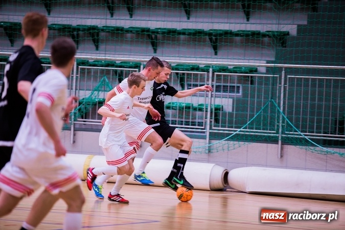 Zdjęcie w galerii na portalu naszraciborz.pl: Piątkowy wieczór z Halową Ligą Piłki Nożnej wiadomości z regionu