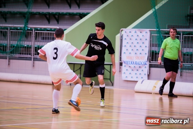 Zdjęcie w galerii na portalu naszraciborz.pl: Piątkowy wieczór z Halową Ligą Piłki Nożnej wiadomości z regionu