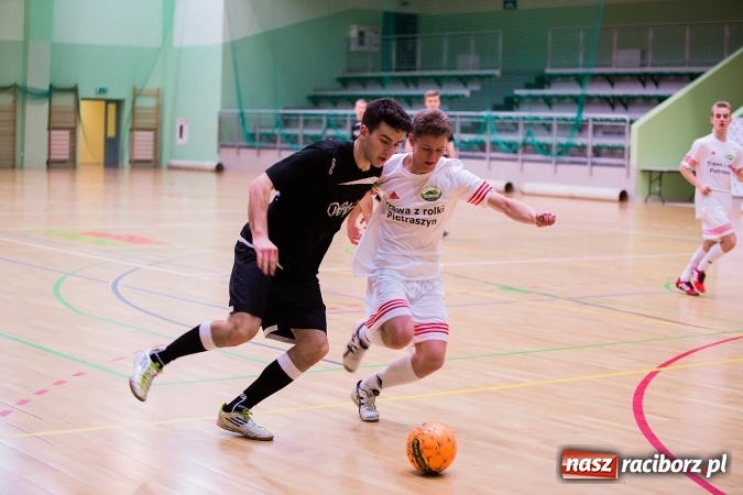 Zdjęcie w galerii na portalu naszraciborz.pl: Piątkowy wieczór z Halową Ligą Piłki Nożnej wiadomości z regionu
