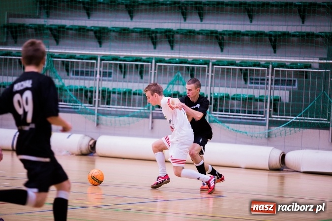Zdjęcie w galerii na portalu naszraciborz.pl: Piątkowy wieczór z Halową Ligą Piłki Nożnej wiadomości z regionu