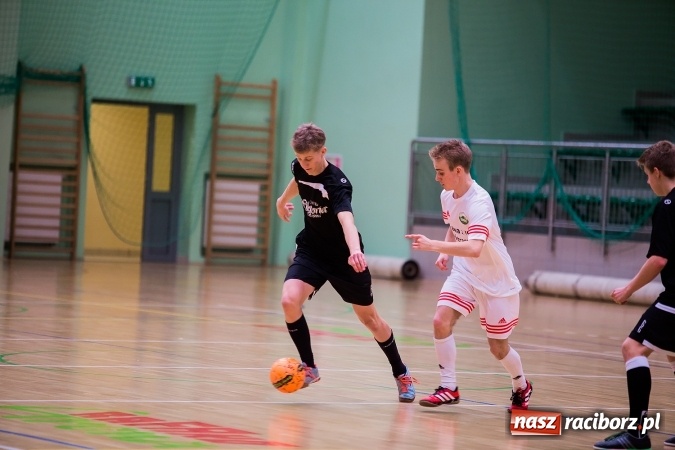 Zdjęcie w galerii na portalu naszraciborz.pl: Piątkowy wieczór z Halową Ligą Piłki Nożnej wiadomości z regionu