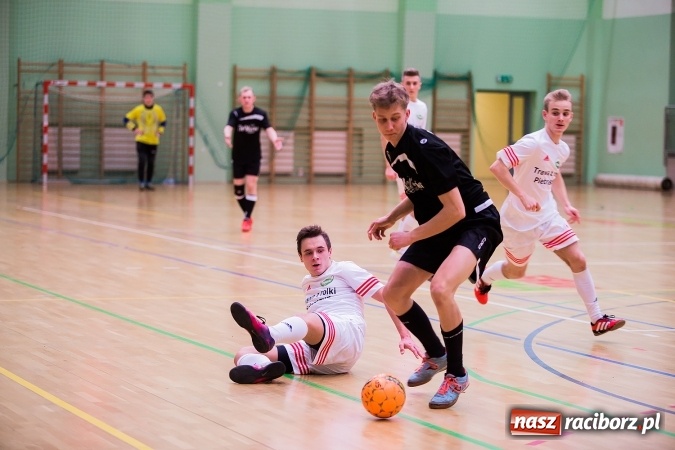 Zdjęcie w galerii na portalu naszraciborz.pl: Piątkowy wieczór z Halową Ligą Piłki Nożnej wiadomości z regionu
