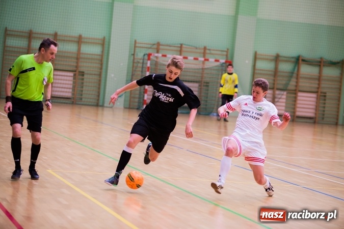 Zdjęcie w galerii na portalu naszraciborz.pl: Piątkowy wieczór z Halową Ligą Piłki Nożnej wiadomości z regionu