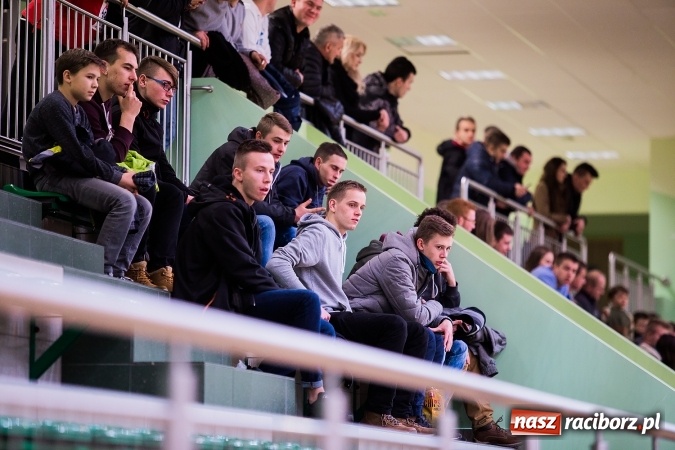 Zdjęcie w galerii na portalu naszraciborz.pl: Piątkowy wieczór z Halową Ligą Piłki Nożnej wiadomości z regionu