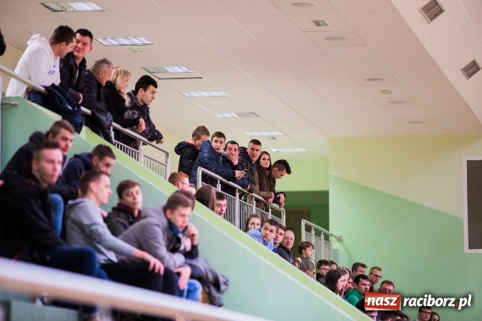 Zdjęcie w galerii na portalu naszraciborz.pl: Piątkowy wieczór z Halową Ligą Piłki Nożnej wiadomości z regionu