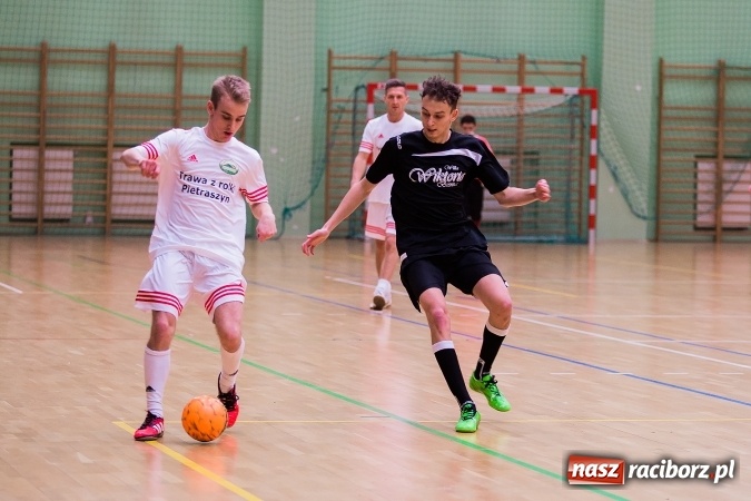 Zdjęcie w galerii na portalu naszraciborz.pl: Piątkowy wieczór z Halową Ligą Piłki Nożnej wiadomości z regionu