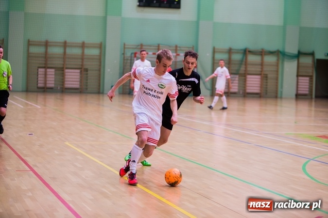 Zdjęcie w galerii na portalu naszraciborz.pl: Piątkowy wieczór z Halową Ligą Piłki Nożnej wiadomości z regionu