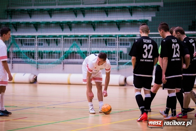 Zdjęcie w galerii na portalu naszraciborz.pl: Piątkowy wieczór z Halową Ligą Piłki Nożnej wiadomości z regionu