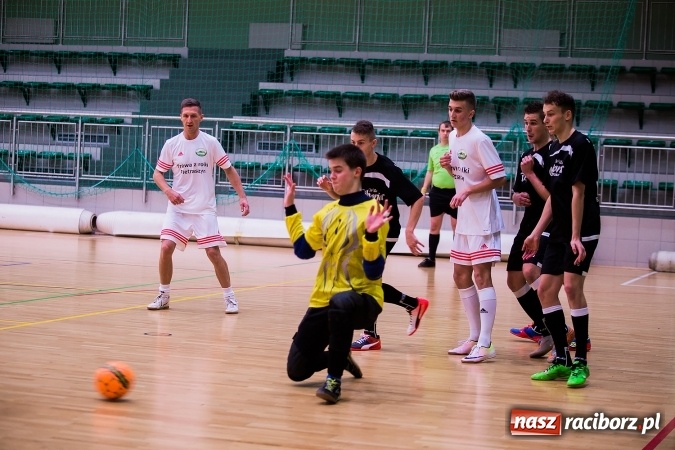 Zdjęcie w galerii na portalu naszraciborz.pl: Piątkowy wieczór z Halową Ligą Piłki Nożnej wiadomości z regionu