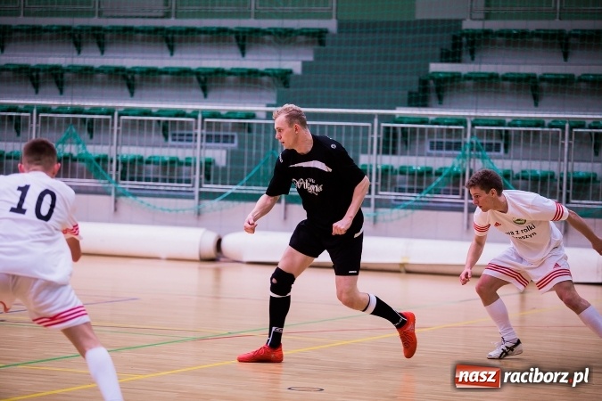 Zdjęcie w galerii na portalu naszraciborz.pl: Piątkowy wieczór z Halową Ligą Piłki Nożnej wiadomości z regionu