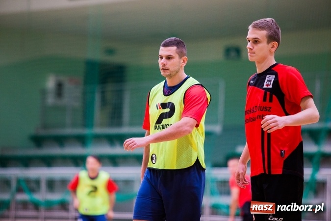 Zdjęcie w galerii na portalu naszraciborz.pl: Piątkowy wieczór z Halową Ligą Piłki Nożnej wiadomości z regionu