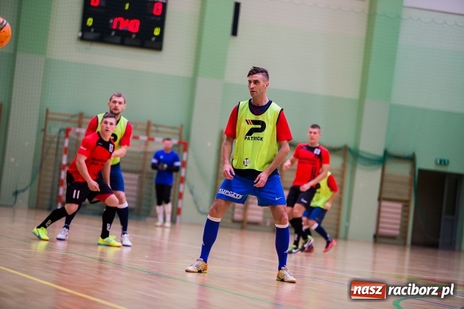 Zdjęcie w galerii na portalu naszraciborz.pl: Piątkowy wieczór z Halową Ligą Piłki Nożnej wiadomości z regionu