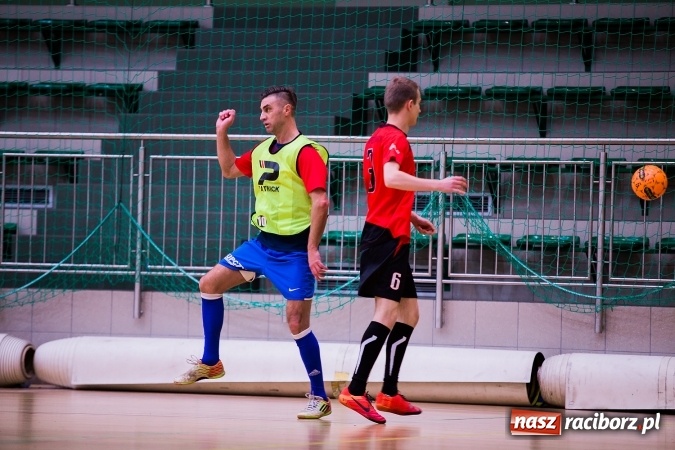 Zdjęcie w galerii na portalu naszraciborz.pl: Piątkowy wieczór z Halową Ligą Piłki Nożnej wiadomości z regionu