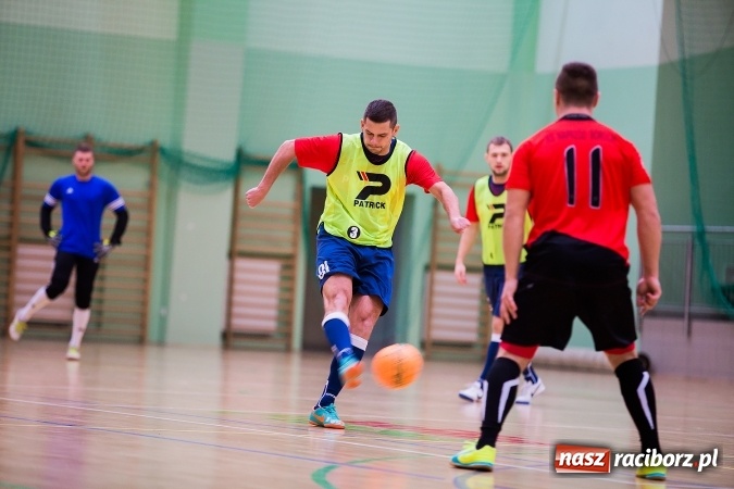 Zdjęcie w galerii na portalu naszraciborz.pl: Piątkowy wieczór z Halową Ligą Piłki Nożnej wiadomości z regionu