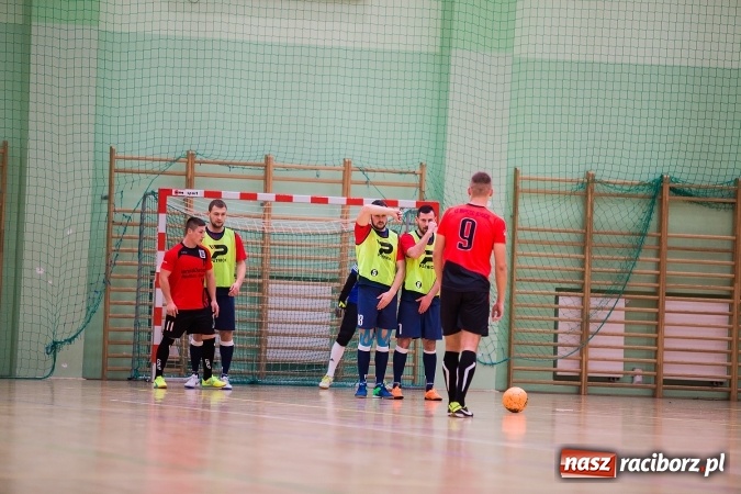 Zdjęcie w galerii na portalu naszraciborz.pl: Piątkowy wieczór z Halową Ligą Piłki Nożnej wiadomości z regionu