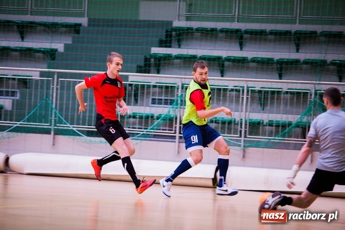 Zdjęcie w galerii na portalu naszraciborz.pl: Piątkowy wieczór z Halową Ligą Piłki Nożnej wiadomości z regionu