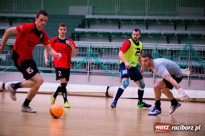 Zdjęcie w galerii na portalu naszraciborz.pl: Piątkowy wieczór z Halową Ligą Piłki Nożnej wiadomości z regionu