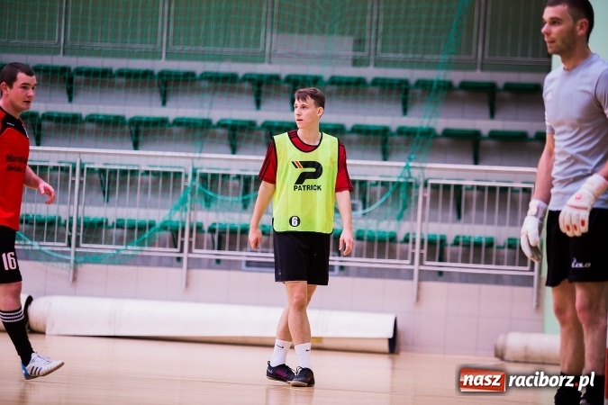 Zdjęcie w galerii na portalu naszraciborz.pl: Piątkowy wieczór z Halową Ligą Piłki Nożnej wiadomości z regionu