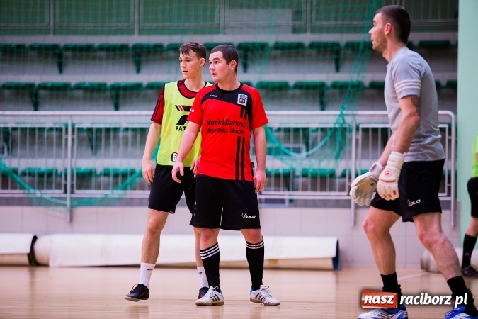 Zdjęcie w galerii na portalu naszraciborz.pl: Piątkowy wieczór z Halową Ligą Piłki Nożnej wiadomości z regionu